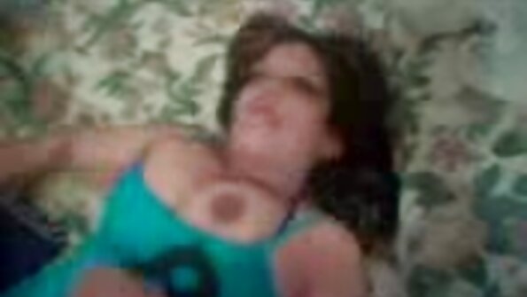 Бринета со високи потпетици се качува на страна за да се заебе