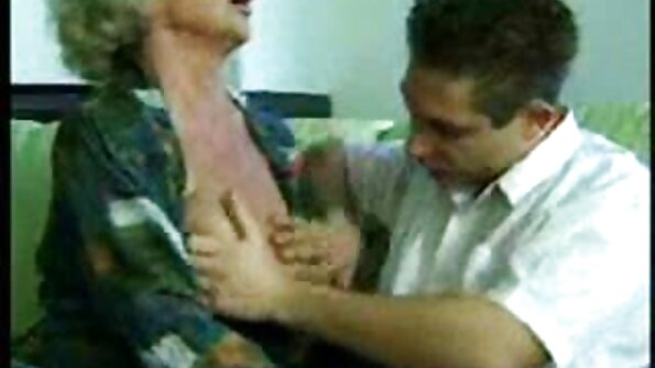 Напалената абонос бринета се пробива со силен пенис