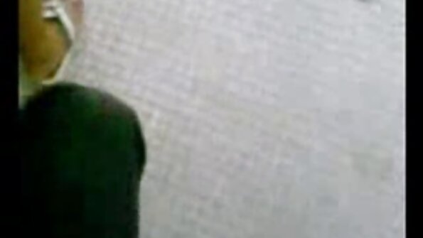 Откачена бринета облечена во долна облека ги пробива нејзините дупки